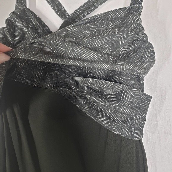 Lululemon Wrap It‎ Up Tank 8 Gator Green Olive Shelf Bra - Picture 2 of 9